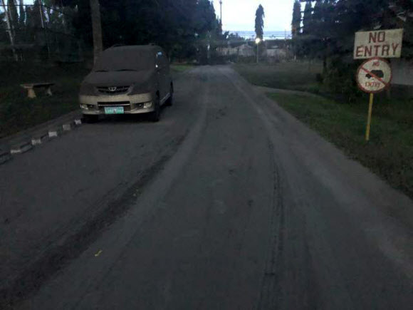 필리핀 수도 마닐라에서 남쪽으로 65㎞가량 떨어진 탈(Taal) 화산이 12일(현지시간) 폭발한 가운데 화산 인근 지역의 한 도로가 화산재로 덮여 있다. 2020.1.13  필리핀 한인 총연합회 제공