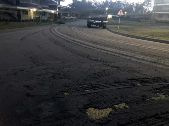 필리핀 수도 마닐라에서 남쪽으로 65㎞가량 떨어진 탈(Taal) 화산이 12일(현지시간) 폭발한 가운데 화산 인근 지역의 한 도로가 화산재로 덮여 있다. 2020.1.13  필리핀 한인 총연합회 제공