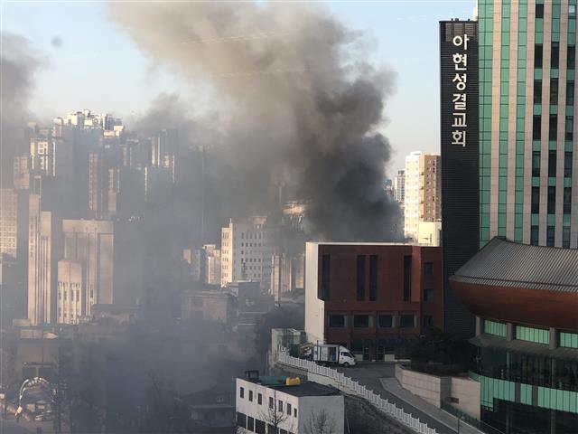 서울 아현역 인근서 화재…짙은 검은 연기