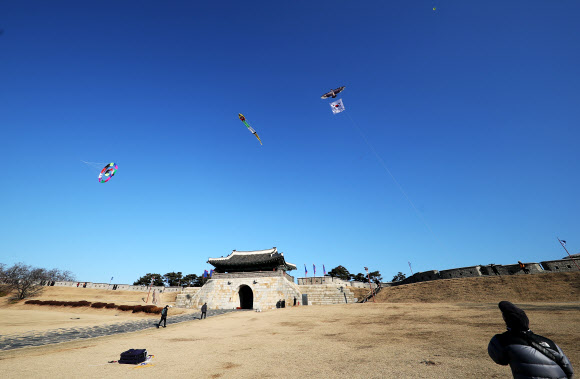 미세먼지가 물러가며 맑은 날씨를 보인 13일 오후 경기도 수원시 세계문화유산 화성(華城) 창룡문에서 한국연연맹 수원지회 회원들이 연을 날리고 있다. 2020.1.13  연합뉴스