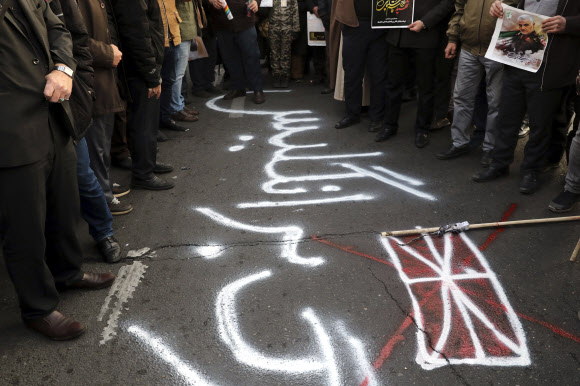 이란 테헤란 주재 영국대사관 인근에서 12일(현지시간) 강경론자들이 영국 대사가 우크라이나 여객기 추모 집회에 참석한 것에 대해 규탄하고 있다. 테헤란 AP