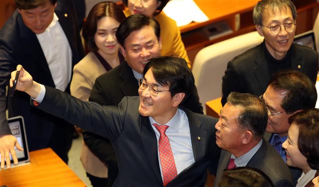 박용진 ‘유치원 3법 통과, 이 순간을 남기자’