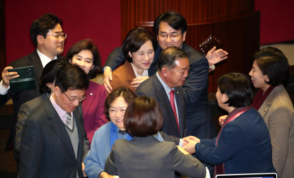 유치원 3법 통과에 기뻐하는 유은혜와 박용진