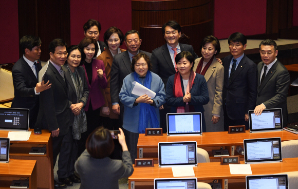 박용진 더불어민주당 의원, 유은혜 사회부총리 겸 교육부 장관, 바른미래당 임재훈 의원을 비롯한 의원들이 13일 국회에서 열린 본회의에서 유치원 3법(유아교육법?사립학교법?학교급식법 개정안)이 통과되자 기뻐하며 기념촬영을 하고 있다. 2020.1.13 오장환 기자 5zzang@seoul.co.kr