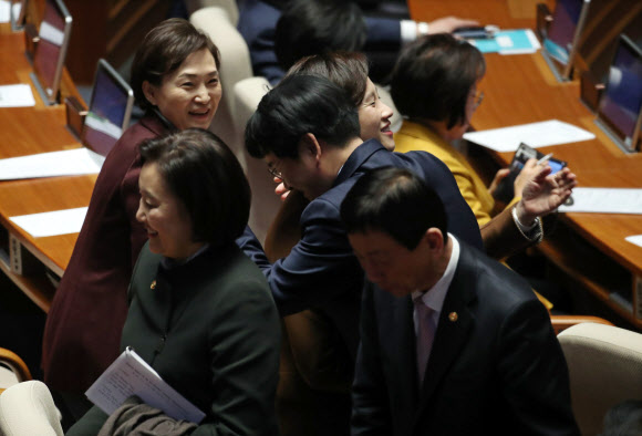 유치원 3법 통과에 기뻐하는 유은혜와 박용진