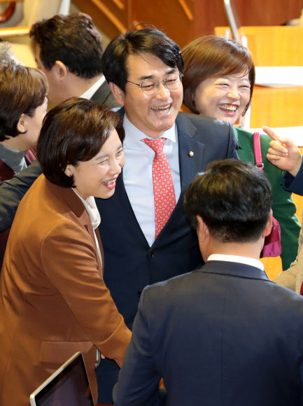 유치원3법 통과 기뻐하는 박용진과 유은혜