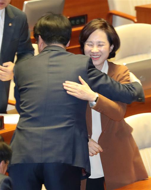 ‘유치원 3법’ 통과에 포옹하는 박용진?유은혜