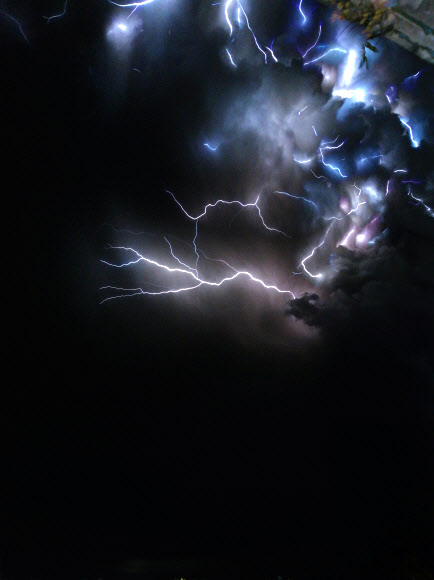 필리핀 탈(Taal) 화산이 폭발하면서 발생한 화산뢰(火山雷)가 12일 이곳에 인접한 카비테주 타가이타이시에서 목격됐다. 화산재 등이 격렬하게 공중으로 솟아오르면서 마찰해 생기는 불꽃 방전 현상이다.  로이터 연합뉴스