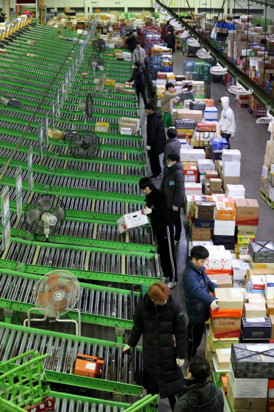 설 앞두고 분주한 동서울우편물센터