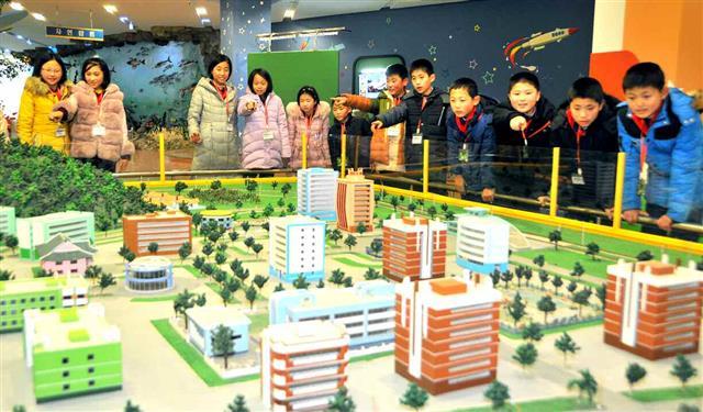 노동신문 “방학기간 아이들 웃음소리로 온나라 밝아져”