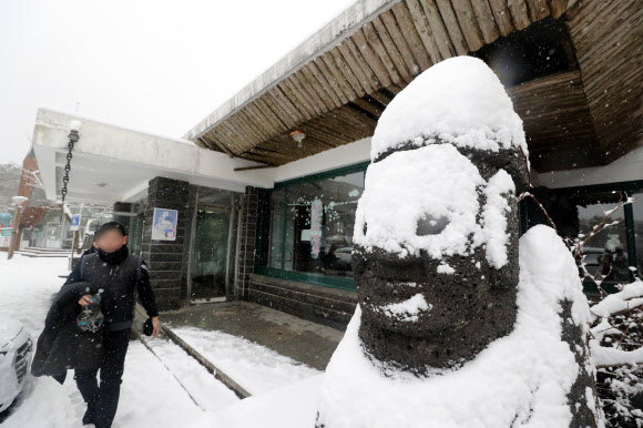 눈 모자 쓴 돌하르방