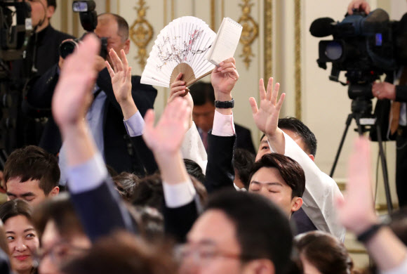 ‘한복 입고 질문’