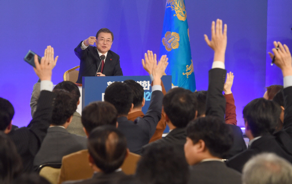 문재인 대통령이 14일 청와대 영빈관에서 열린 신년기자회견에서 질문할 기자를 지목하고 있다. 2020. 1.14 도준석 기자pado@seoul.co.kr