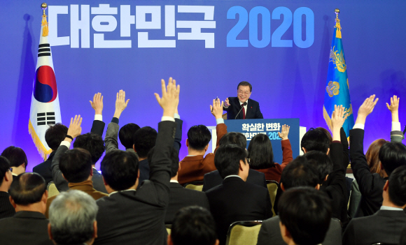 문재인 대통령이 14일 청와대 영빈관에서 열린 신년기자회견에서 질문자를 지목하고 있다. 2020. 1.14 도준석 기자pado@seoul.co.kr