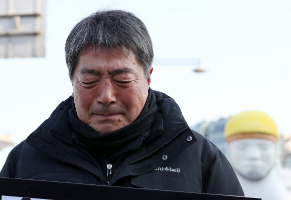 눈물 흘리는 고 문중원 기수 유족
