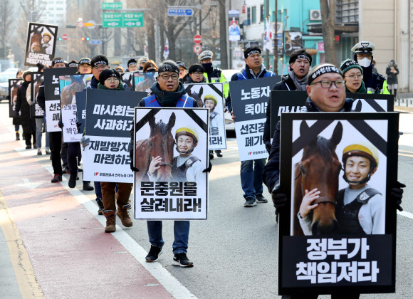 청와대로 행진하는 고 문중원 기수 유족, 시민대책위