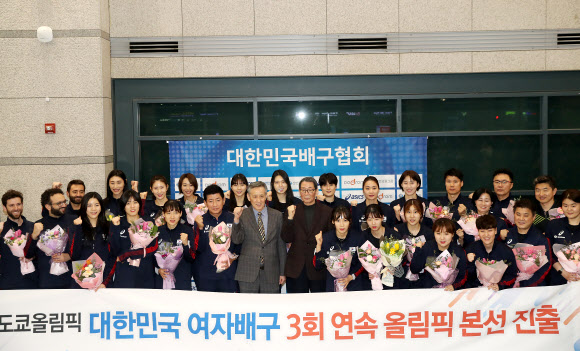지난 13일 인천공항을 통해 귀국한 여자배구대표팀 선수들이 환영행사에서 기념촬영을 하고 있다. 연합뉴스