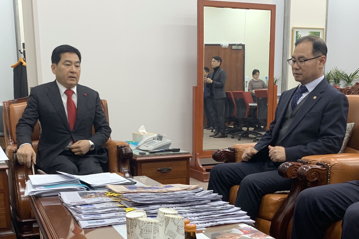 자유한국당 심재철 원내대표(왼쪽)가 14일 오후 국회 본청 심재철 원내대표실에서 비공개 면담을 위해 방문한 박영수 중앙선거관리위원회 사무총장(오른쪽 두번째부터)과 대화하고 있다. 2020.1.14  연합뉴스