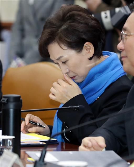 자료 살피는 김현미 장관