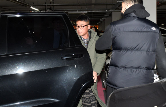 성폭행 혐의 조사받기 위해 경찰 출석한 김건모