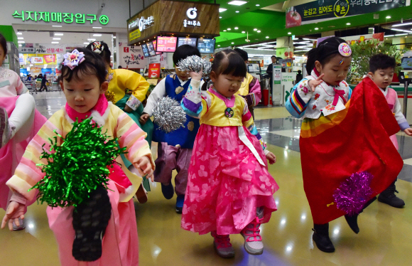 한복을 입은 어린이들이 15일 농협유통 하나로마트 양재점에서 설 명절을 맞아 예절 및 차례상 차리기와 전통 놀이 체험을 하고 있다. 농협유통 하나로마트는 양재점, 창동점 등 22개 매장에서 차례상에 들어가는 제수용품 및 선물세트를 오는 24일까지 최대 37% 할인 판매한다. 2020.1.15   이종원 선임기자 jongwon@seoul.co.kr