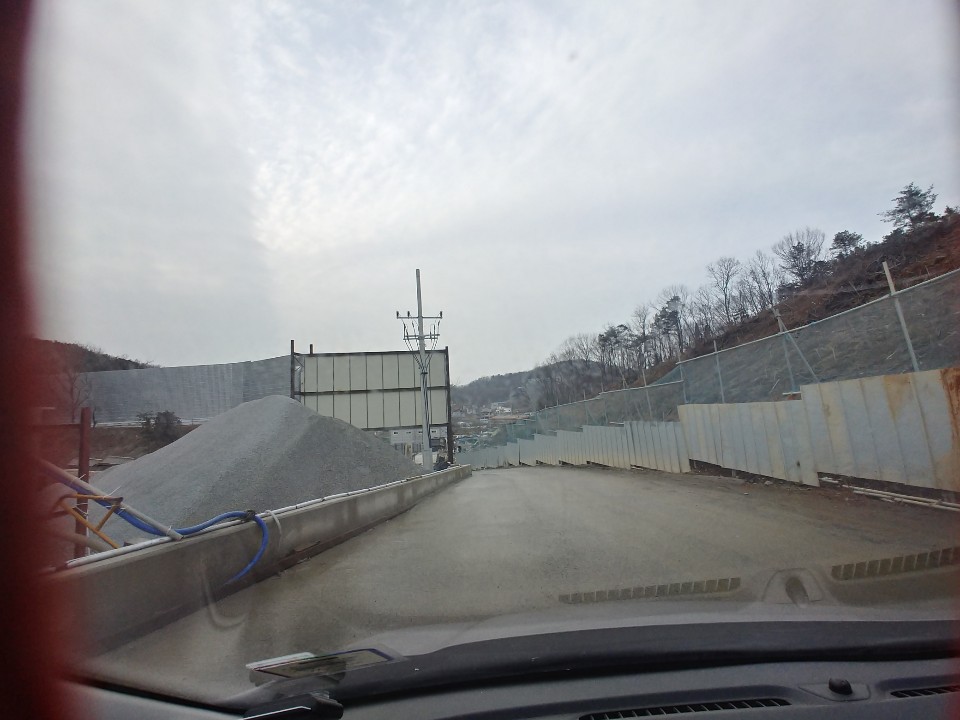 김포시 고정리 보전관리지역에 설치·가동 중인 골재선별 파쇄장 내부 모습.