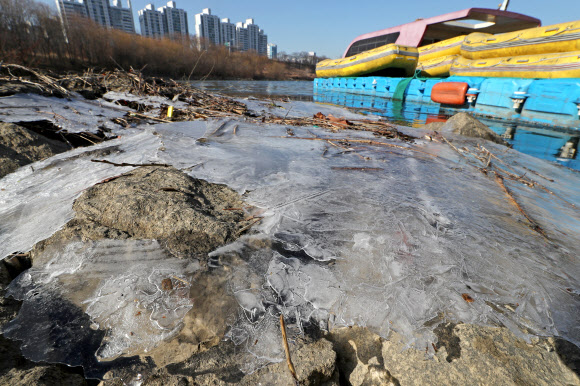 얼어붙은 한강 변