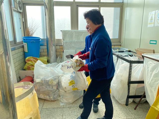 지난 14일 오후 2시 건대입구역에서 서울메트로환경 소속 청소노동자들이 승객들이 몰래 버리고 간 생활쓰레기를 분류하고 있다.