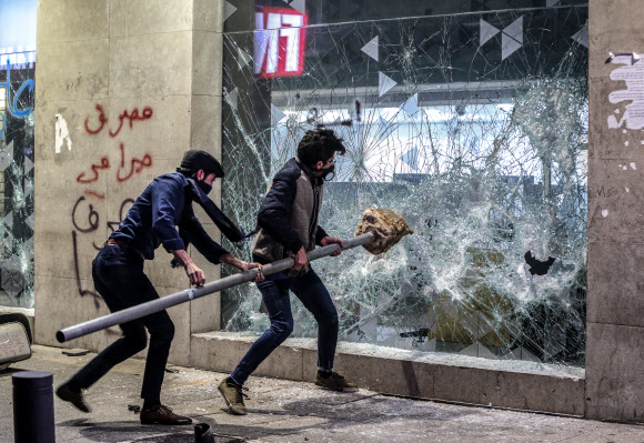 레바논 시위 90일째… 은행 벽까지 부수고 
