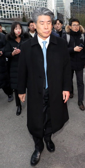 오늘도 발길 돌리는 윤종원 기업은행장