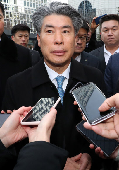 취재진 질문에 답하는 윤종원 기업은행장