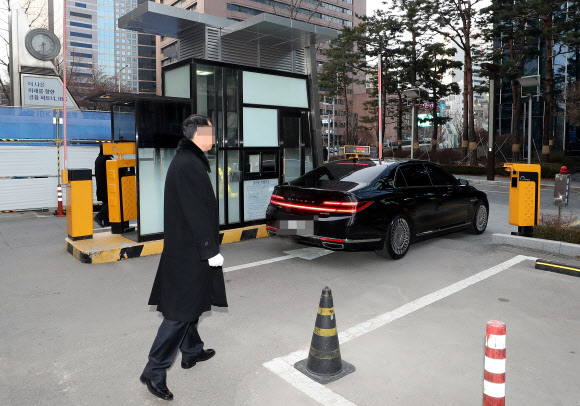 되돌아가는 윤종원 기업은행장 차량