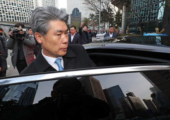 오늘도 발길 돌리는 윤종원 기업은행장