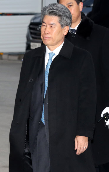 굳은 표정의 윤종원 기업은행장