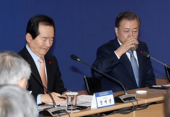 문재인 대통령이 16일  대전광역시 유성구 한국전자통신연구원(ETRI)에서 열린 과학기술정보통신부, 방송통신위원회 부처 업무보고에서 모두발언을 마치고 물을 마시고 있다. 2020. 1.16 도준석 기자pado@seoul.co.kr