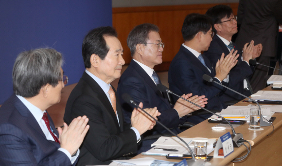 문재인 대통령이 16일  대전광역시 유성구 한국전자통신연구원(ETRI)에서 열린 과학기술정보통신부, 방송통신위원회 부처 업무보고에서 인공지능기반 가축전영병 솔루션 시연을 본 뒤 박수치고 있다. 2020. 1.16 도준석 기자pado@seoul.co.kr