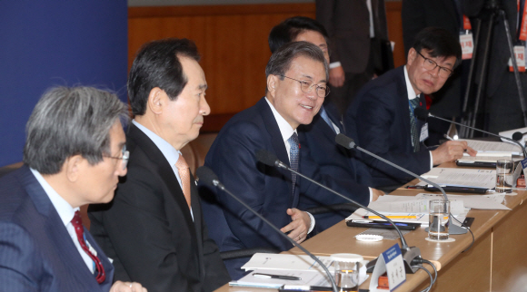 문재인 대통령이 16일  대전광역시 유성구 한국전자통신연구원(ETRI)에서 열린 과학기술정보통신부, 방송통신위원회 부처 업무보고에서 인공지능기반 가축전영병 솔루션 시연을 본 뒤 웃고 있다. 2020. 1.16 도준석 기자pado@seoul.co.kr