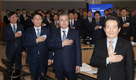 문재인 대통령이 16일  대전광역시 유성구 한국전자통신연구원(ETRI)에서 열린 과학기술정보통신부, 방송통신위원회 부처 업무보고에 앞서 국민의례하고 있다. 왼쪽부터 김상조 정책실장, 조정식 더불어민주당 정책위의장, 문 대통령, 정세균 국무총리.  2020. 1.16 도준석 기자pado@seoul.co.kr