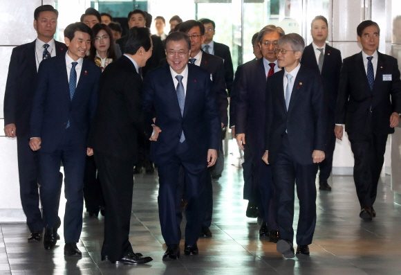 문재인 대통령이 16일  대전광역시 유성구 한국전자통신연구원(ETRI)에서 열린 과학기술정보통신부, 방송통신위원회 부처 업무보고에 입장하고 있다. 2020. 1.16 도준석 기자pado@seoul.co.kr