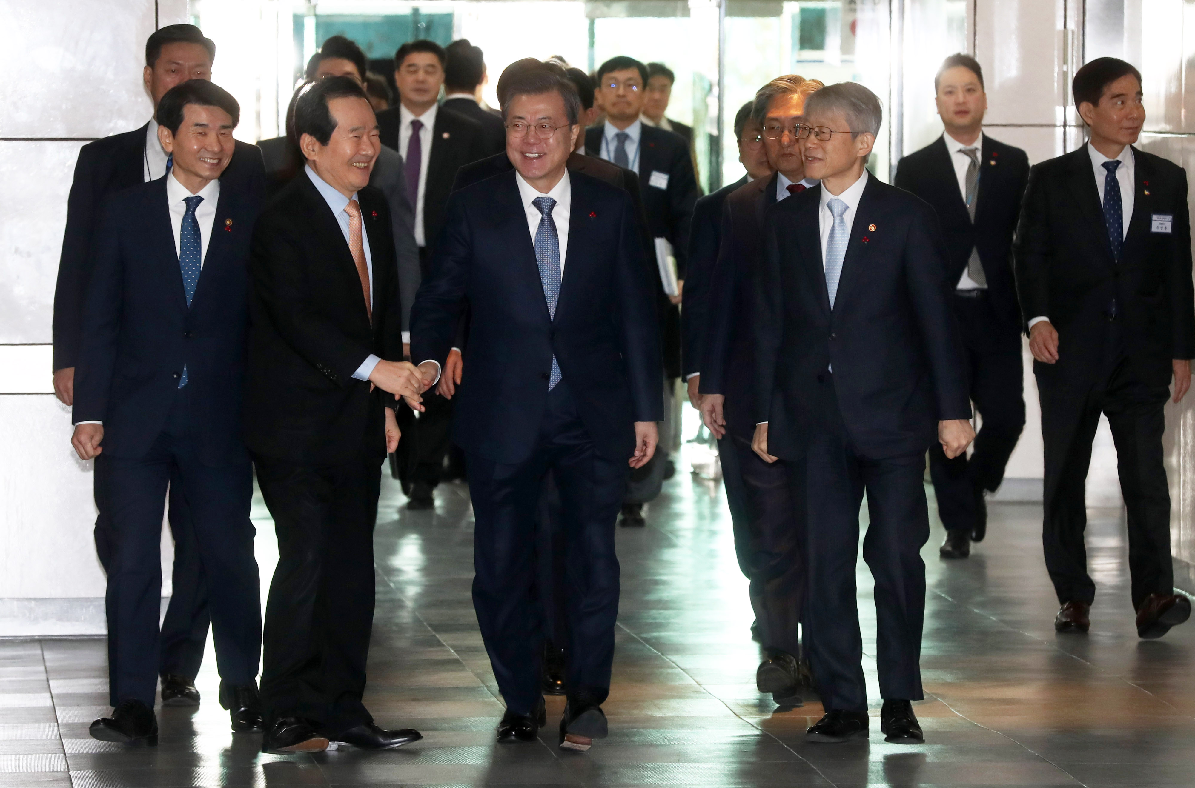 문재인 대통령이 16일  대전광역시 유성구 한국전자통신연구원(ETRI)에서 열린 과학기술정보통신부, 방송통신위원회 부처 업무보고에 입장하고 있다. 2020. 1.16 도준석 기자pado@seoul.co.kr