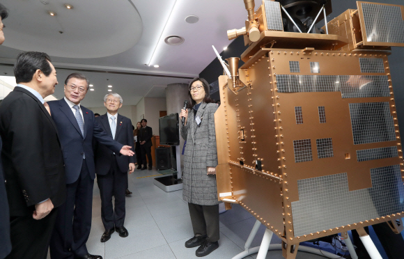 문재인 대통령이 16일  대전광역시 유성구 한국전자통신연구원(ETRI)에서 열린 과학기술정보통신부, 방송통신위원회 부처 업무보고에 앞서 오는 2월 발사예정인 인공위성 천리안2B의 축소모형을 살펴보고 있다. 왼쪽부터 허욱 방통위 상임위원, 정세균 총리, 문 대통령, 최기영 과학기술정보통신부 장관. 2020. 1.16 도준석 기자pado@seoul.co.kr
