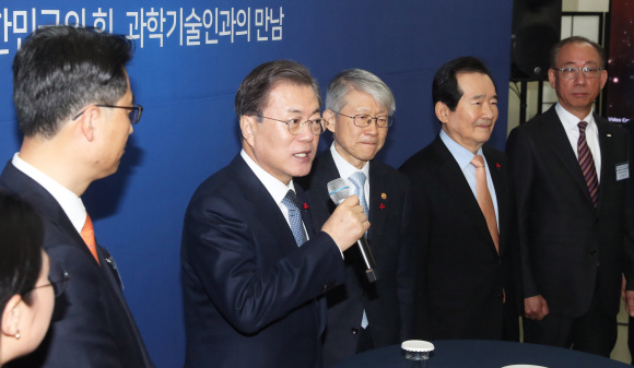 문재인 대통령이 16일  대전광역시 유성구 한국전자통신연구원(ETRI)에서 열린 과학기술정보통신부, 방송통신위원회 부처 업무보고에 앞서 과학기술인과 간담회에서 인사말하고 있다. 2020. 1.16 도준석 기자pado@seoul.co.kr