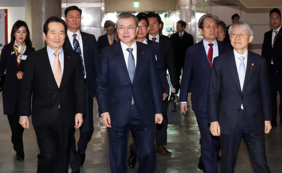 문재인 대통령이 16일  대전광역시 유성구 한국전자통신연구원(ETRI)에서 열린 과학기술정보통신부, 방송통신위원회 부처 업무보고에 입장하고 있다. 2020. 1.16 도준석 기자pado@seoul.co.kr