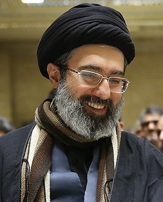 이란 최고지도자 아야툴라 세예드 알리 하메네아의 아들 모스타바가 차기 최고자도자 후보로 거론된다는 이야기가 현지 언론에서 나온다. 사진 위키피디아