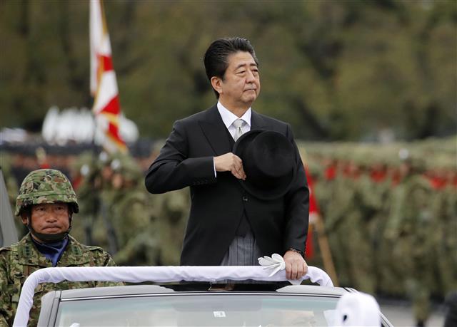 일본 자위대 행사 참석한 아베 총리. 사이타마 교도 연합뉴스