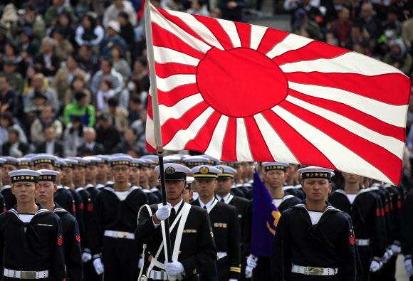 일본 해상 자위대가 지난해 10월 도쿄 아사카 훈련장에서 사열행사를 갖고 있다. 일본은 군국주의 상징인 ‘욱일기’를 앞세우며 군사대국화 야욕을 드러내고 있다. EPA 연합뉴스