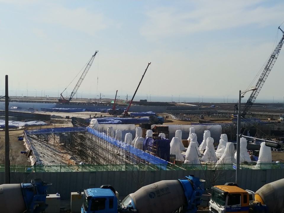 거북섬 일대에 세계 최대 인공서핑장 조성 공사가 한창이다.