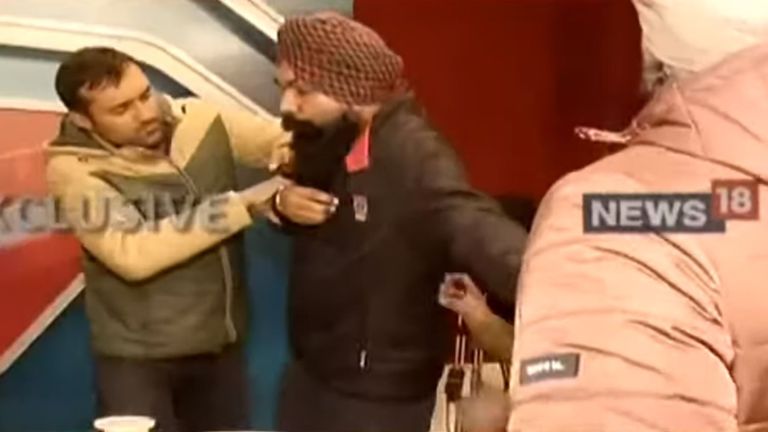 인도 경찰이 생방송 도중 스튜디오에 들어와 여자친구를 살해한 사실을 고백하던 마닌더 싱(터번 쓴 이)을 체포하고 있다. 뉴스 18 동영상 캡처