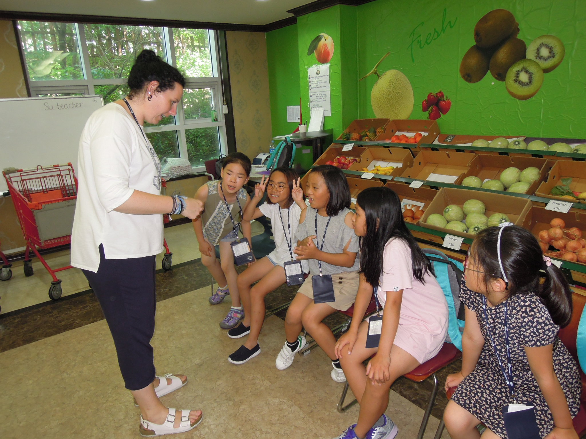 부산시가 운영하는 글로벌 부산영리더 양성 프로젝트에 참여한 학생들이 원어민강사와 영어 수업을 하고 있다<부산 글로벌 빌리지 제공>