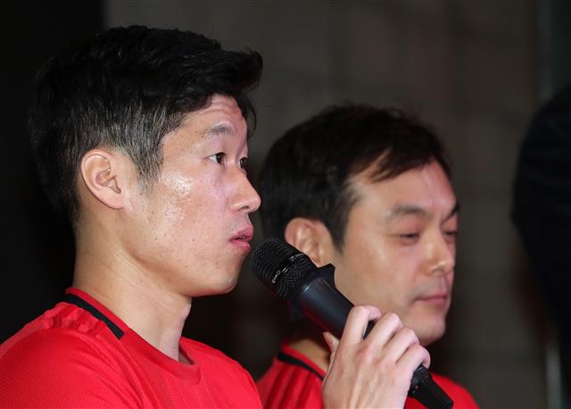 질문 답하는 박지성